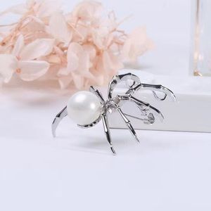 Insect‎ Spider Halloween brooch alloy 
Faux fashion jewelry
Silver Plated/White